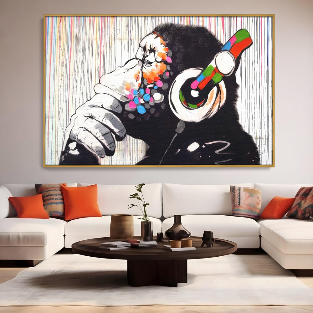 Tablou canvas cu tablou canvas cu maimuta dj, in rama de aluminiu auriu, pe perete intr-un living